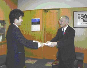 山下議員が町長に申し入れ