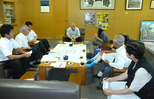 町長と交渉の様子