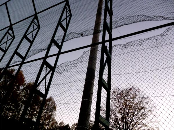 損傷している町民グラウンドのバックネット