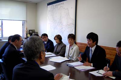 新御坂トンネル、県への申し入れのようす。右端が私です