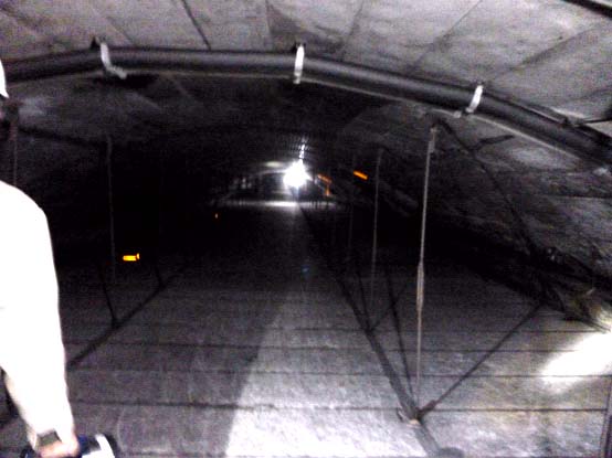 新御坂トンネルつり下げ方式の天井板を上から見たようす。