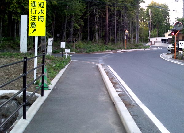 見通し悪い道路