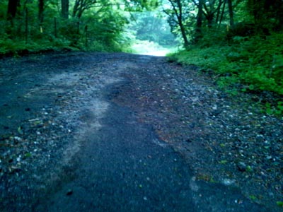 段差で危険な道路