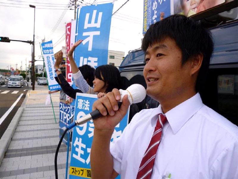 大学時代の仲間たちと街頭活動