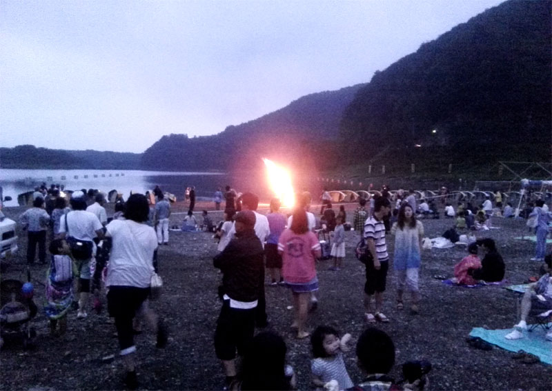 精進湖涼湖祭・音楽祭でのにぎわい