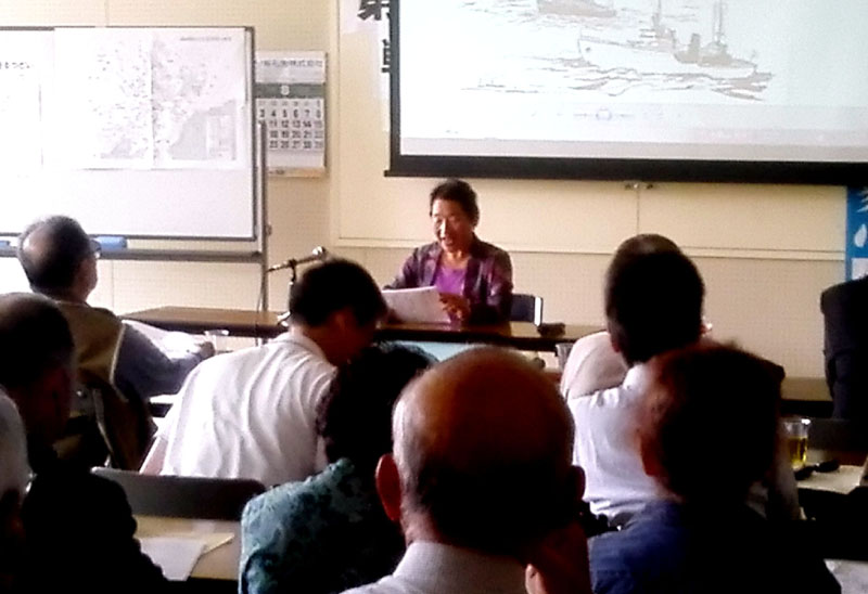 お話される円谷さん