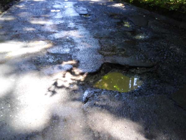 マリア国際幼稚園への町道。かなり舗装が痛んでいる