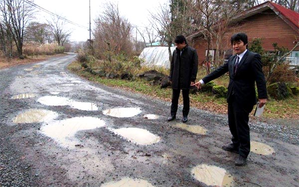 椎葉さんと傷んだ道路を調査