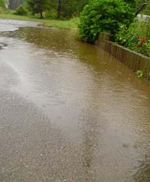 冠水した湖南町３丁目の道路