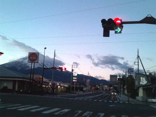 「乳ヶ崎南」交差点に右折信号が設置