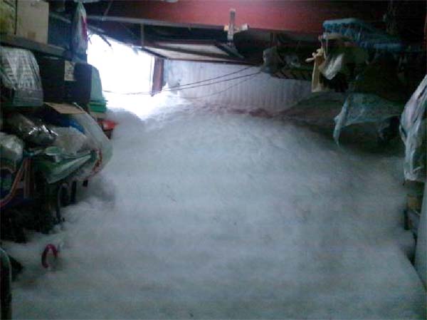 ホテルになだれ込んだ雪