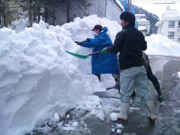 ボランティアに取り組む山下