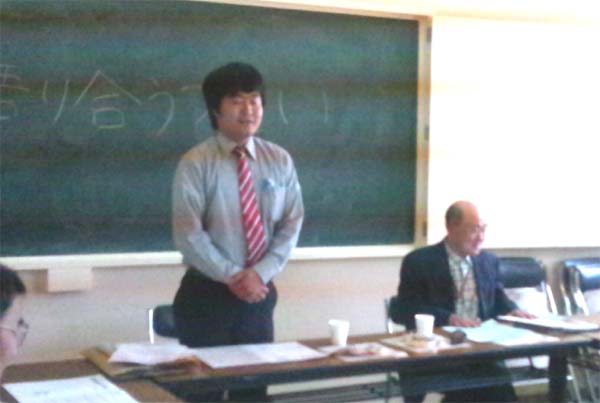 何でも語り合うつどいであいさつする山下