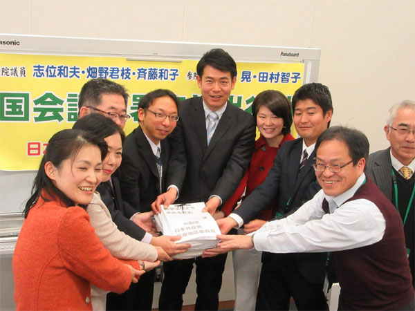 戦争法廃止を求める署名を国会に届けました