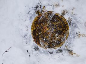 雪を取り除いた防火水槽