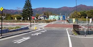 乳ヶ崎線から見た交差点